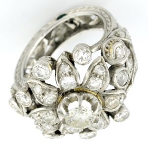 Sortija en Oro Blanco de 18k, Con Diamante talla Brillante Central de 0,51 ct (Certificado IGE) y 40 diamantes talla brillante.
