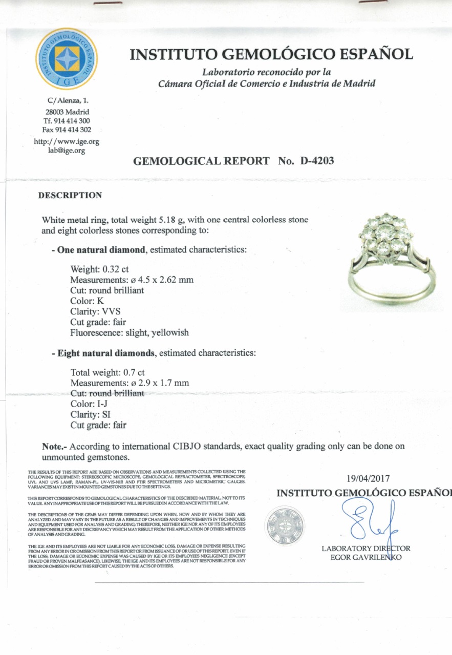 Sortija en oro con Rosetón de Brillantes. Uno Central de 0,32 ct. (K-VVS) y Ocho de 0,70 ct. (I-J/SI). Certificado IGE Sortija en oro con Rosetón de Brillantes. Uno Central de 0,32 ct. (K-VVS) y Ocho de 0,70 ct. (I-J/SI). Certificado IGE