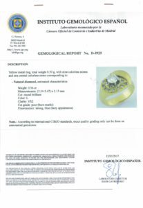 Sortija en Oro de 18k, con Diamante Talla Brillante L/VS2 de 0,56 ct. y Orla de 9 Brillantes L/VS2. (Certificado IGE), 17,5 mm