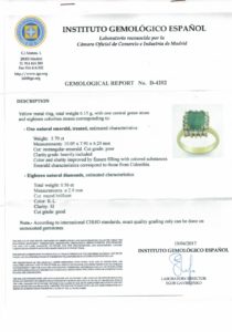 Sortija en Oro de 18k con Esmeralda Colombiana Central de 3,70 ct. y Orla de 18 Diamantes talla Brillante de 0,56 ct. (K-L/SI). Certificado IGE