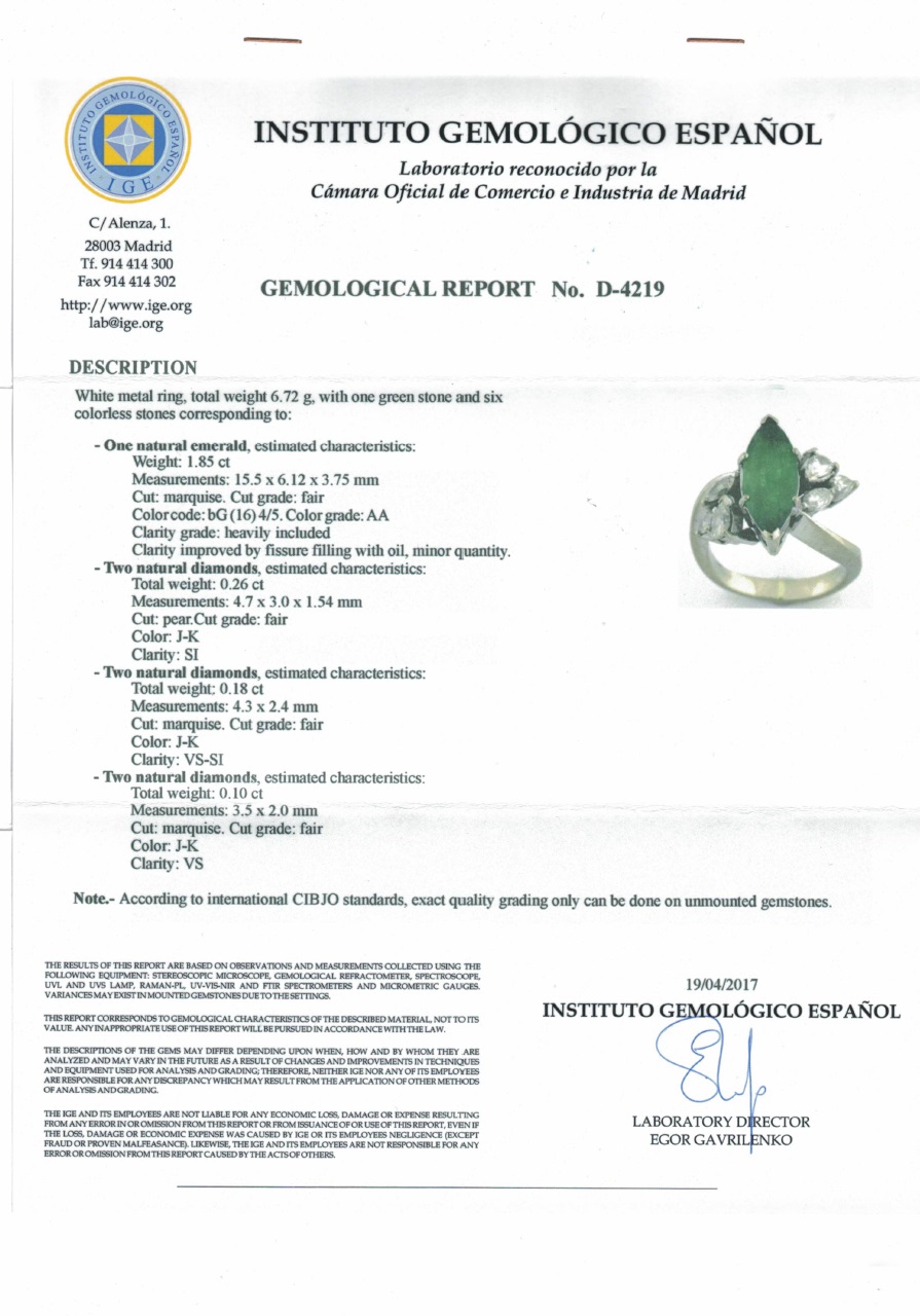 Sortija en Oro de 18k con Esmeralda Natural 1.85 ct. talla Marquesa (bG/AA) y 6 Diamantes de 0,54 ct. total (J-K/VS-SI). Certificado IGE. Sortija en Oro de 18k con Esmeralda Natural 1.85 ct. talla Marquesa (bG/AA) y 6 Diamantes de 0,54 ct. total (J-K/VS-SI). Certificado IGE.