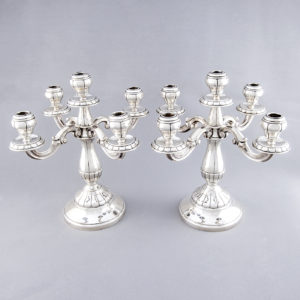 ALDAO. Pareja de candelabros de cinco luces en plata. España, siglo XX.