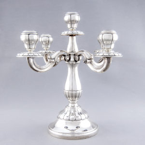 ALDAO. Pareja de candelabros de cinco luces en plata. España, siglo XX.