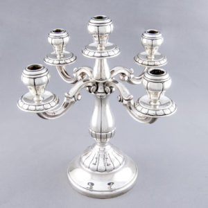 ALDAO. Pareja de candelabros de cinco luces en plata. España, siglo XX.