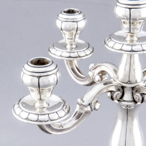 ALDAO. Pareja de candelabros de cinco luces en plata. España, siglo XX.