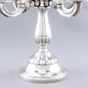 ALDAO. Pareja de candelabros de cinco luces en plata. España, siglo XX.
