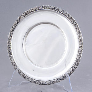 Bandeja circular en Plata de Ley. J. PÉREZ, España. Siglo XIX.