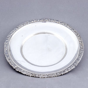 Bandeja circular en Plata de Ley. J. PÉREZ, España. Siglo XIX.