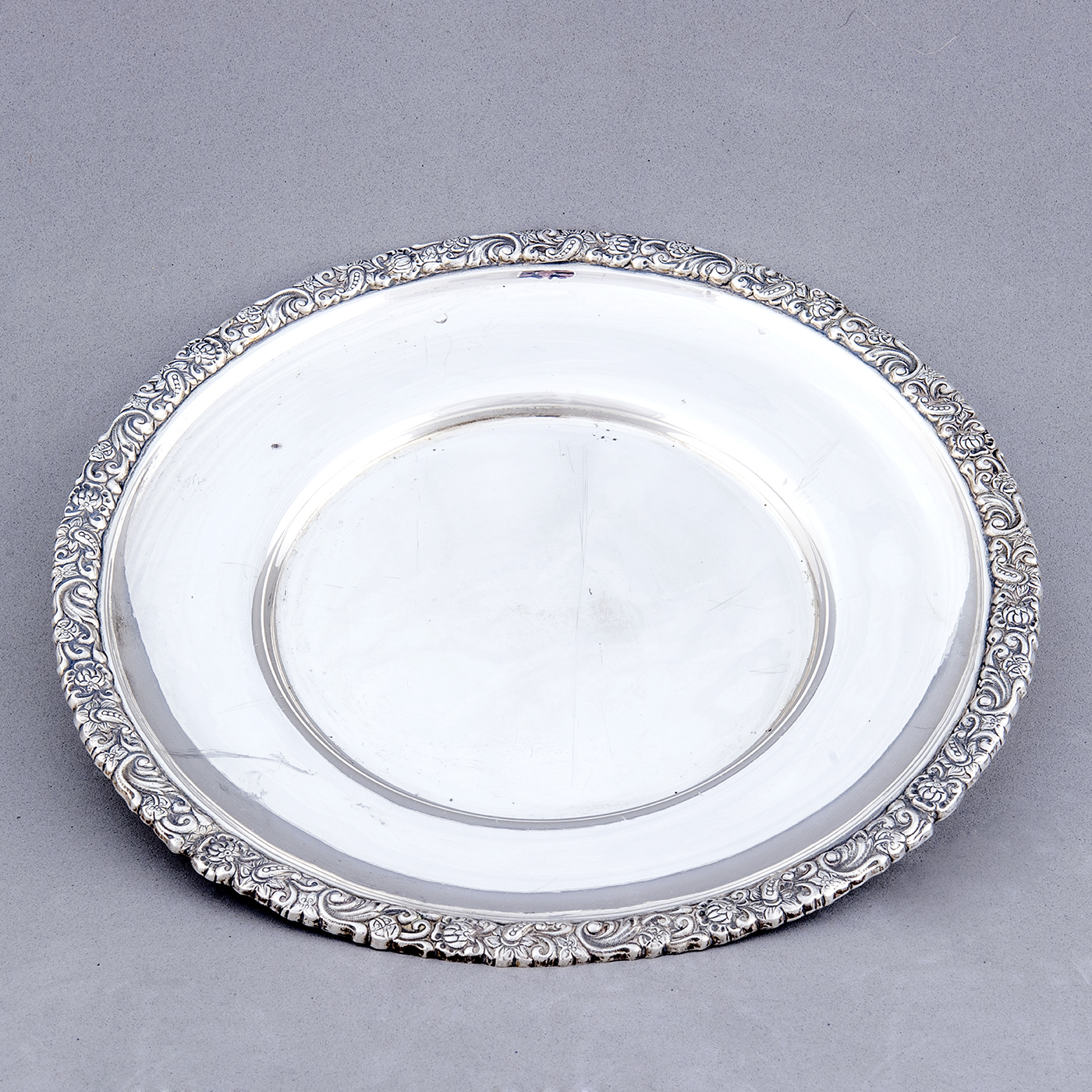 Bandeja circular en Plata de Ley. J. PÉREZ, España. Siglo XIX. Bandeja circular en Plata de Ley. J. PÉREZ, España. Siglo XIX.