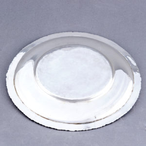 Bandeja circular en Plata de Ley. J. PÉREZ, España. Siglo XIX.