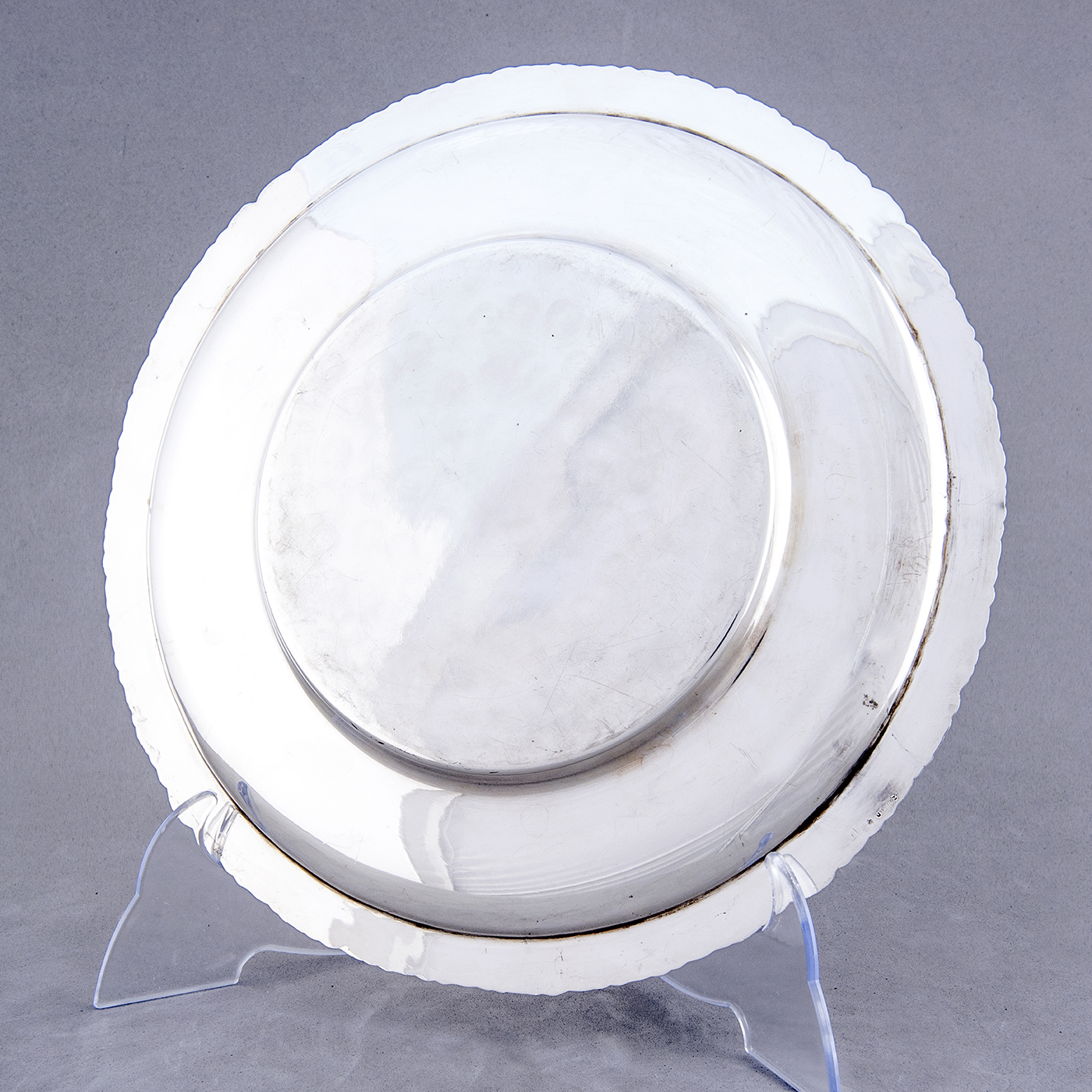 Bandeja circular en Plata de Ley. J. PÉREZ, España. Siglo XIX. Bandeja circular en Plata de Ley. J. PÉREZ, España. Siglo XIX.