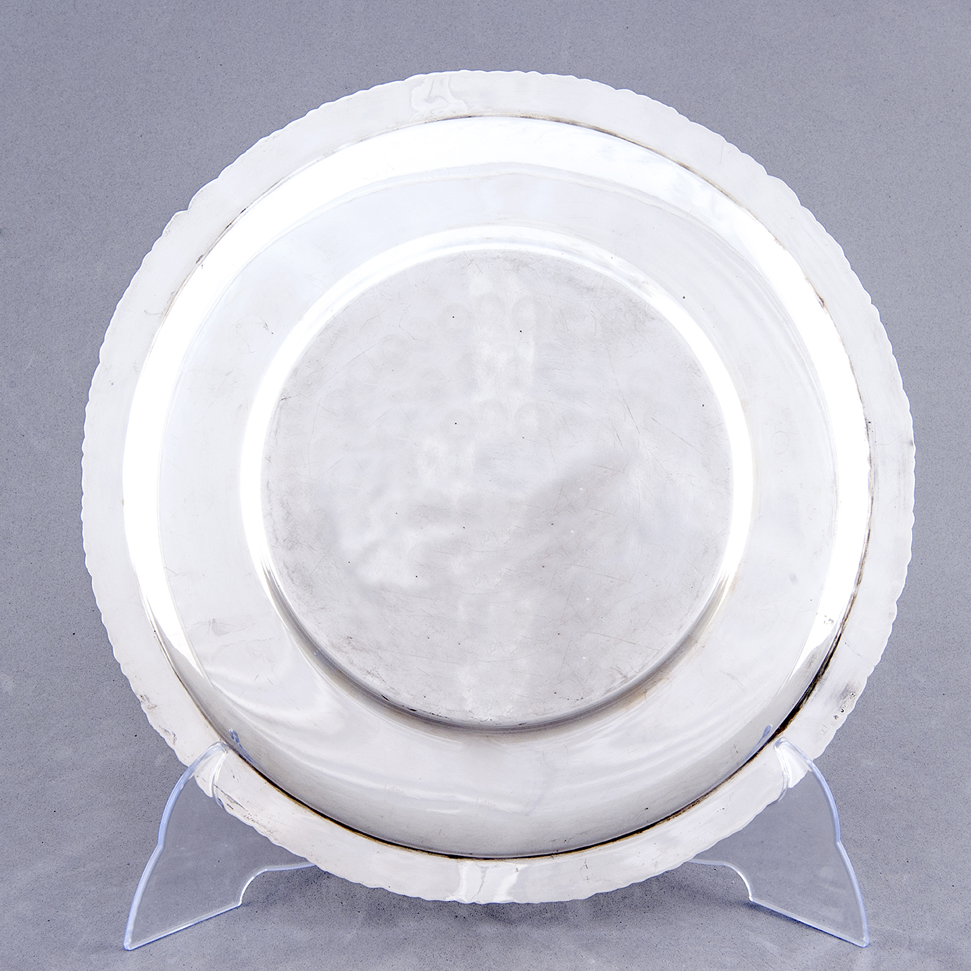 Bandeja circular en Plata de Ley. J. PÉREZ, España. Siglo XIX. Bandeja circular en Plata de Ley. J. PÉREZ, España. Siglo XIX.