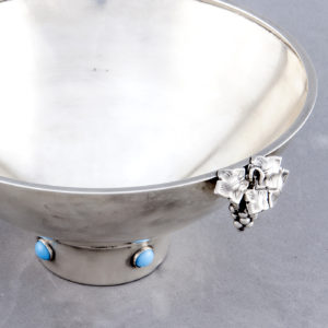 Centro de Mesa, Cuenco o Bowl en plata punzonada. España, siglo XX
