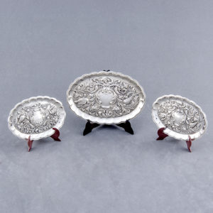 Conjunto de Plata Durán, tres bandejitas ovales y caja oval de cristal. España. Siglo XX.
