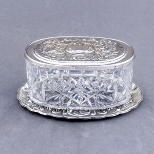 Conjunto de Plata Durán, tres bandejitas ovales y caja oval de cristal. España. Siglo XX.