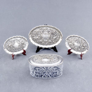 Conjunto de Plata Durán, tres bandejitas ovales y caja oval de cristal. España. Siglo XX.