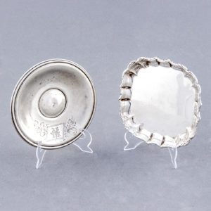 Conjunto de Salpimenteros, Palillero, Violetero y Mechero con sus bandejas. Plata de Ley, España, siglo XX.
