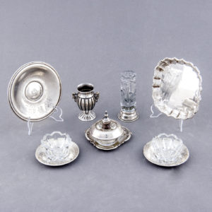 Conjunto de Salpimenteros, Palillero, Violetero y Mechero con sus bandejas. Plata de Ley, España, siglo XX.