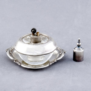 Conjunto de Salpimenteros, Palillero, Violetero y Mechero con sus bandejas. Plata de Ley, España, siglo XX.