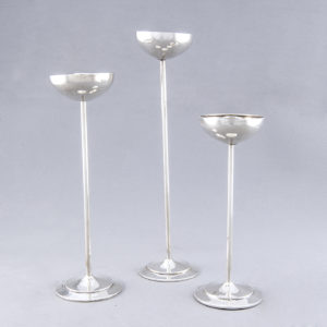 Conjunto de tres candeleros en Plata de Ley, España, siglo XX.