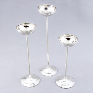 Conjunto de tres candeleros en Plata de Ley, España, siglo XX.