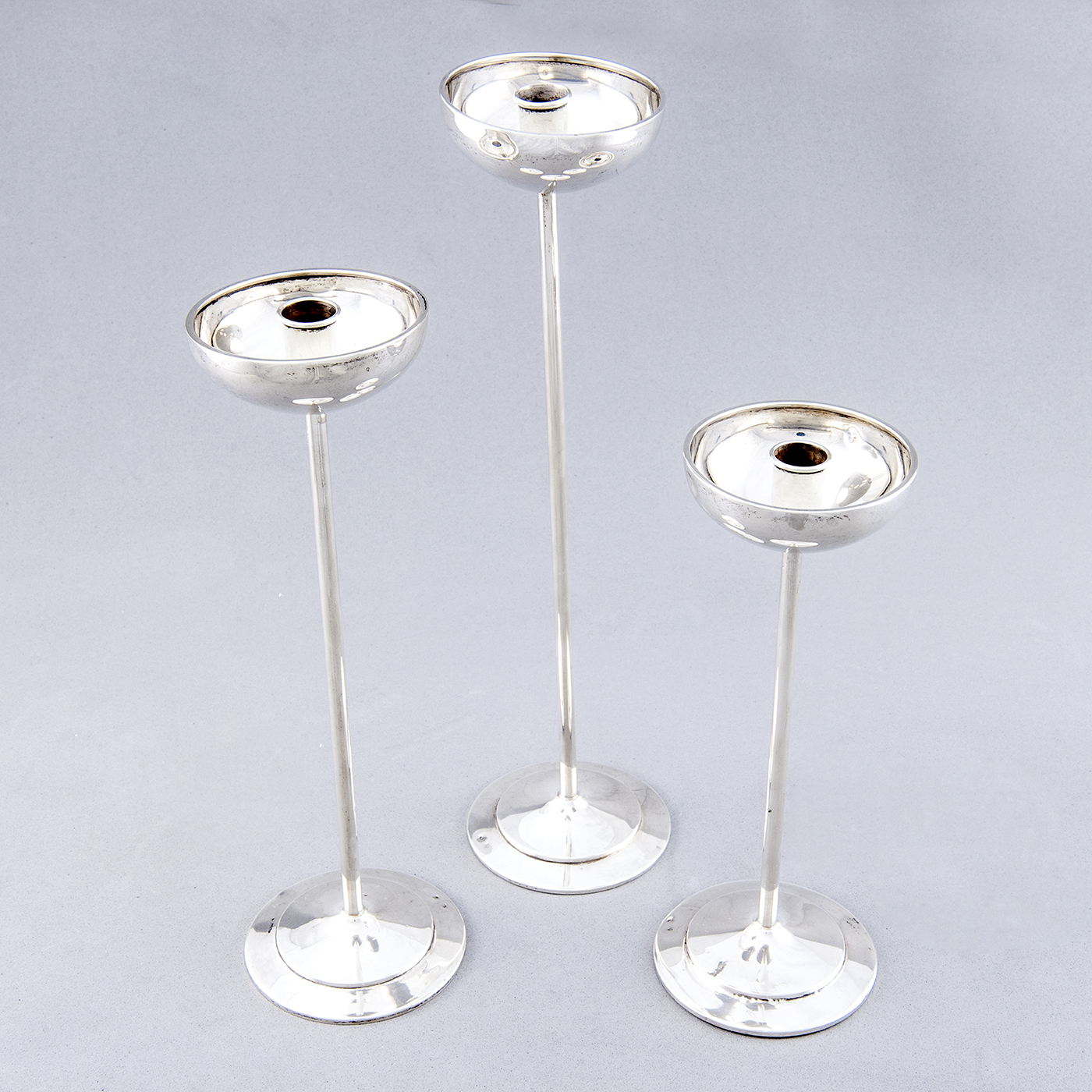 Conjunto de tres candeleros en Plata de Ley, España, siglo XX. Conjunto de tres candeleros en Plata de Ley, España, siglo XX.