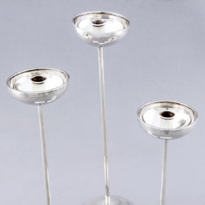 Conjunto de tres candeleros en Plata de Ley, España, siglo XX.