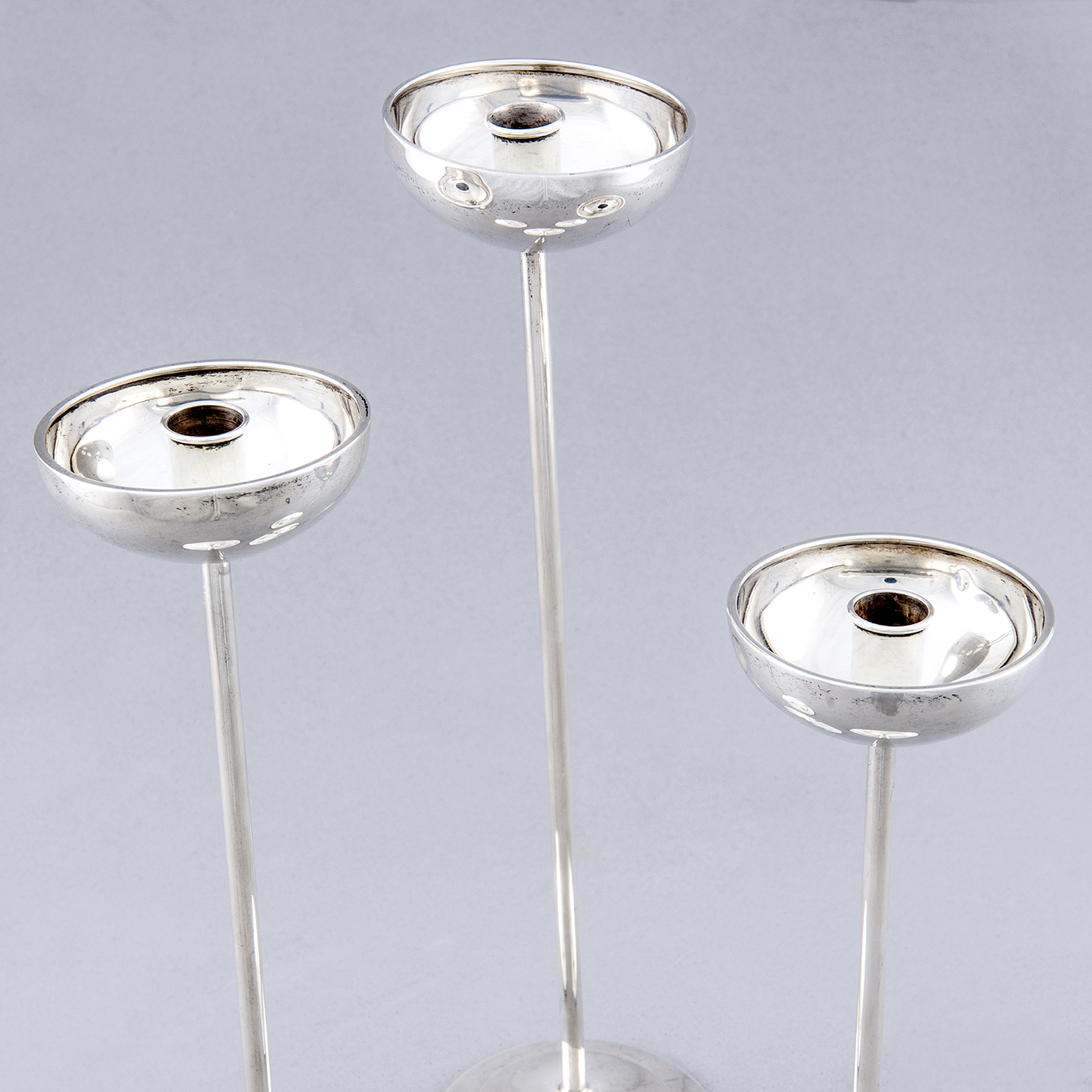 Conjunto de tres candeleros en Plata de Ley, España, siglo XX. Conjunto de tres candeleros en Plata de Ley, España, siglo XX.