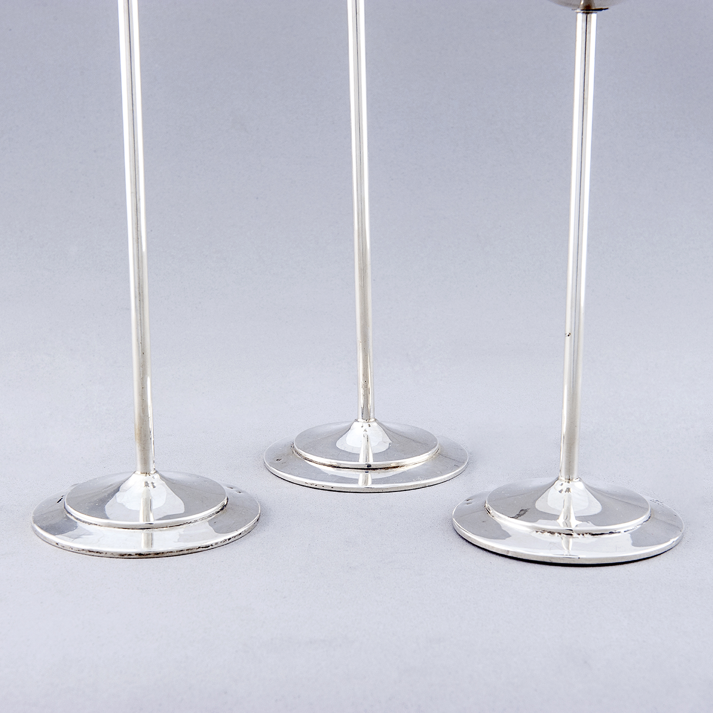 Conjunto de tres candeleros en Plata de Ley, España, siglo XX. Conjunto de tres candeleros en Plata de Ley, España, siglo XX.