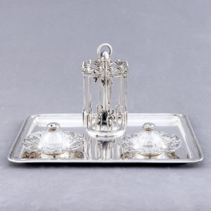 Conjunto formado por Bandeja, Especieros y servicio para aperitivos. Plata de Ley, España, siglo XX.