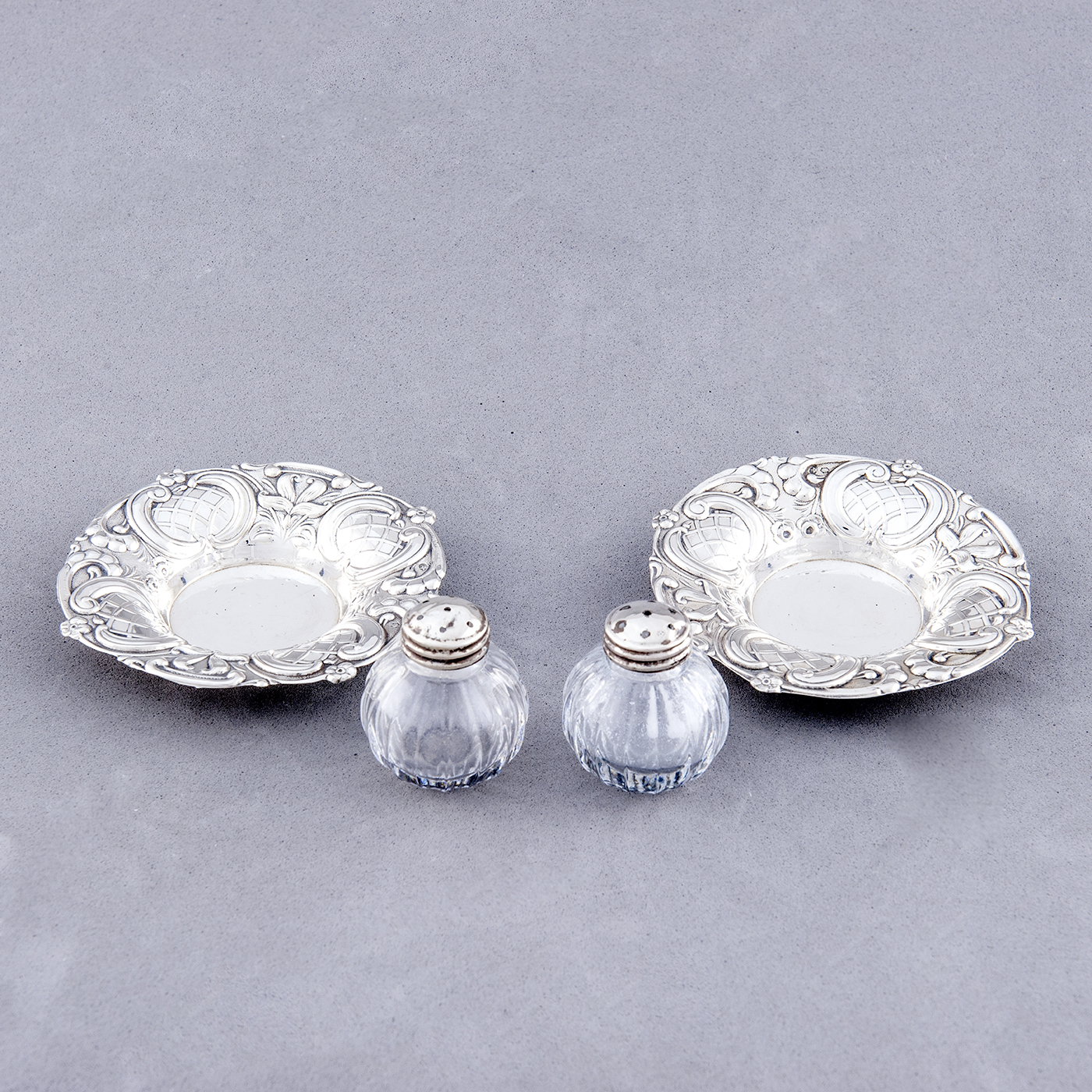 Conjunto formado por Bandeja, Especieros y servicio para aperitivos. Plata de Ley, España, siglo XX. Conjunto formado por Bandeja, Especieros y servicio para aperitivos. Plata de Ley, España, siglo XX.