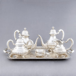 D. García. Juego de Café y té en plata de Ley. España, siglo XX. 2658 gr.