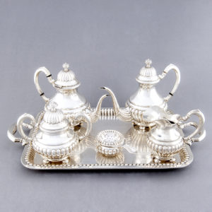 D. García. Juego de Café y té en plata de Ley. España, siglo XX. 2658 gr.