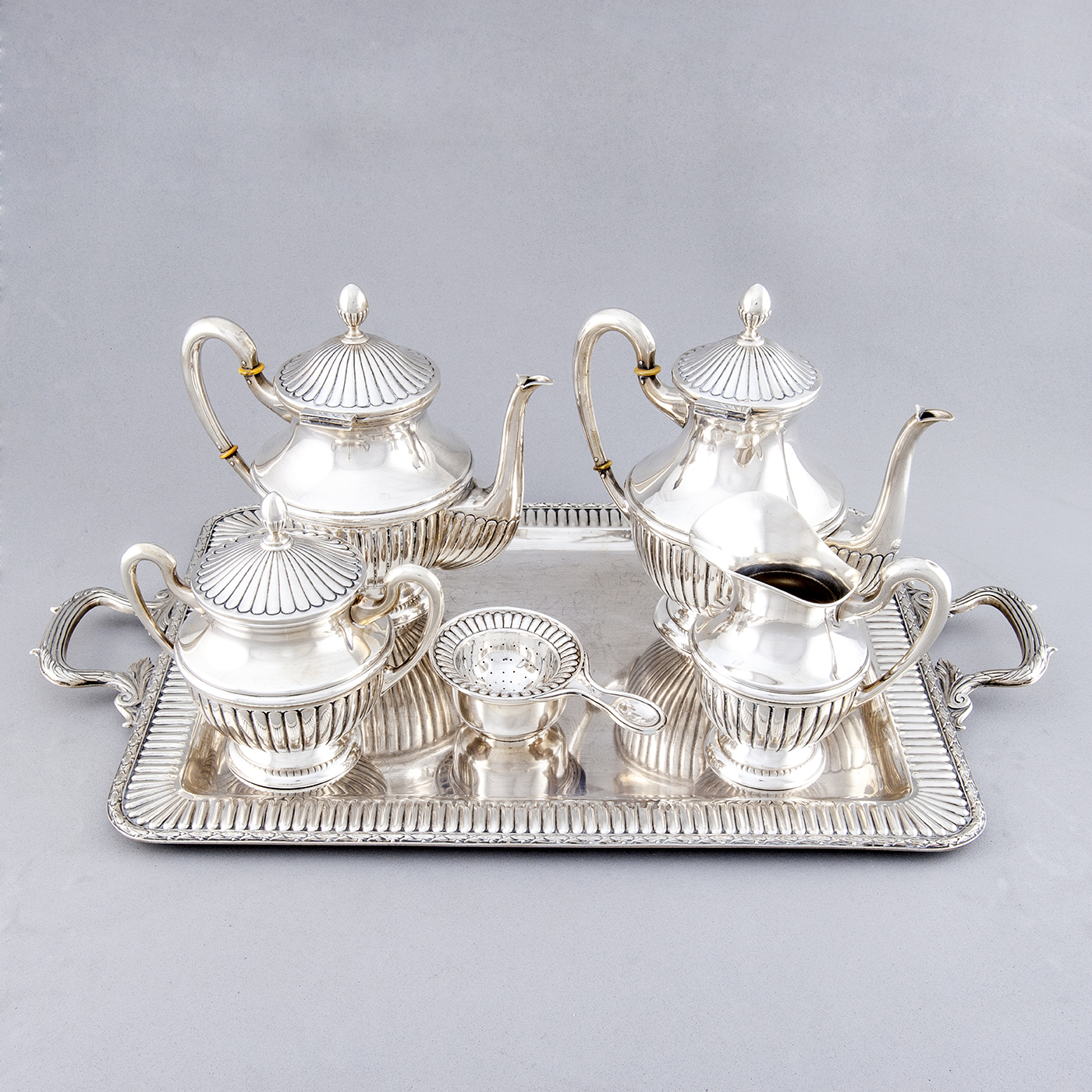 DIONISIO GARCÍA. Juego de Café y Té en plata. España, siglo XX. DIONISIO GARCÍA. Juego de Café y Té en plata. España, siglo XX.