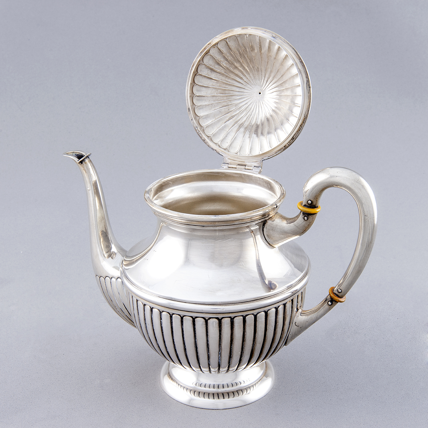 DIONISIO GARCÍA. Juego de Café y Té en plata. España, siglo XX. DIONISIO GARCÍA. Juego de Café y Té en plata. España, siglo XX.