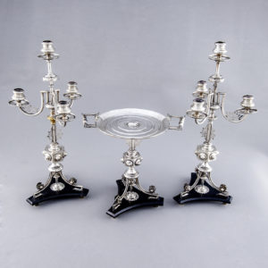 Guarnición con pareja de candelabros y centro alfonsino en plata. España, 19th. 1900 gr.