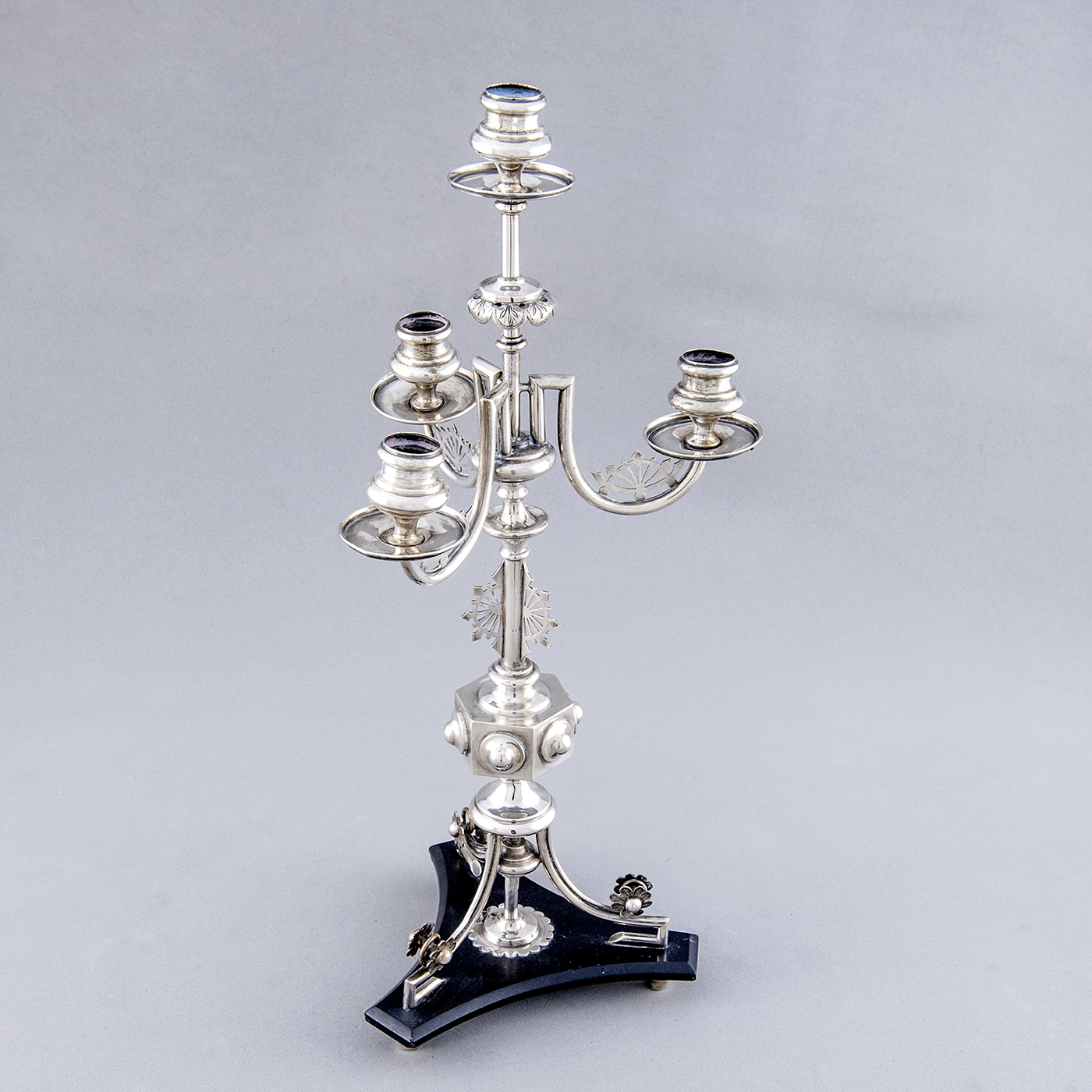 Guarnición con pareja de candelabros y centro alfonsino en plata. España, 19th. 1900 gr. Guarnición con pareja de candelabros y centro alfonsino en plata. España, 19th. 1900 gr.