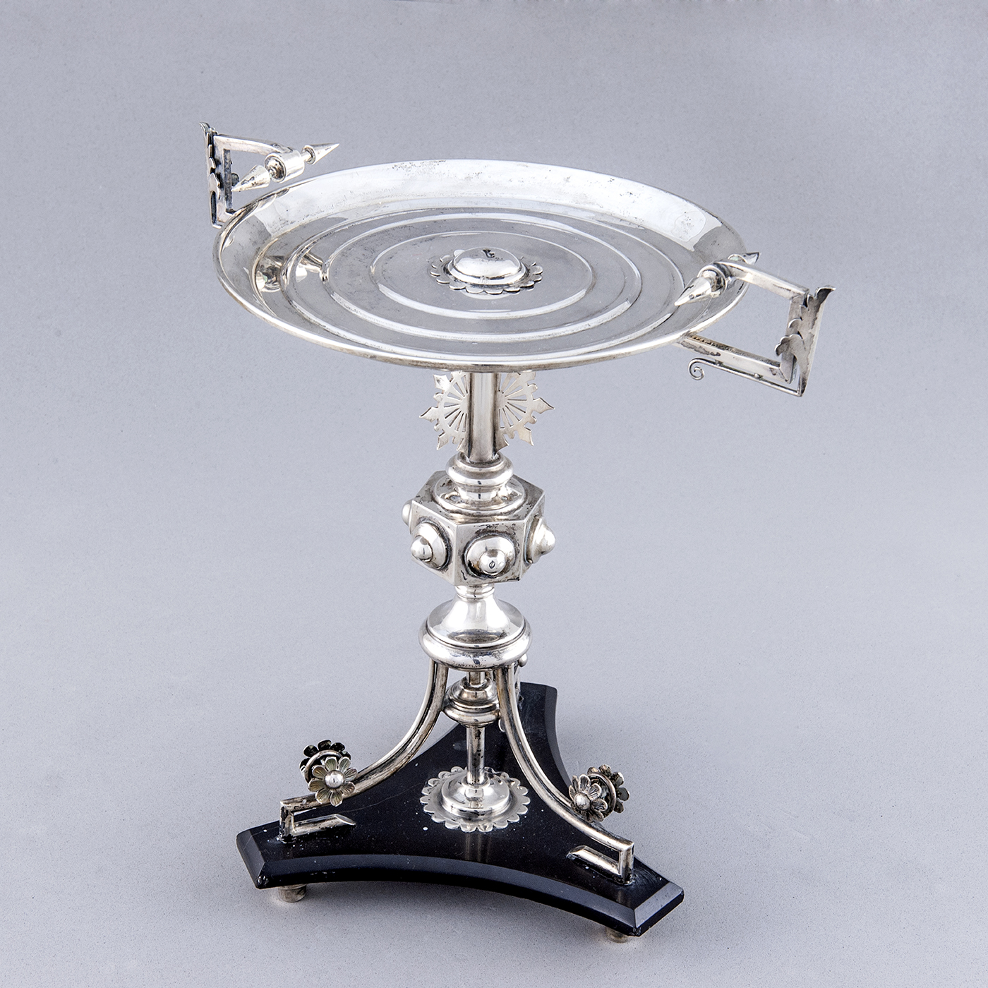 Guarnición con pareja de candelabros y centro alfonsino en plata. España, 19th. 1900 gr. Guarnición con pareja de candelabros y centro alfonsino en plata. España, 19th. 1900 gr.