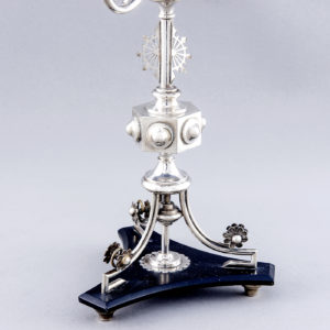 Guarnición con pareja de candelabros y centro alfonsino en plata. España, 19th. 1900 gr.