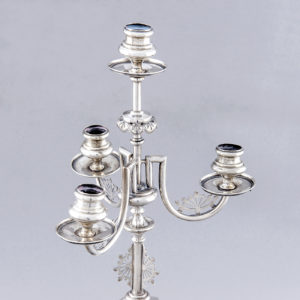 Guarnición con pareja de candelabros y centro alfonsino en plata. España, 19th. 1900 gr.