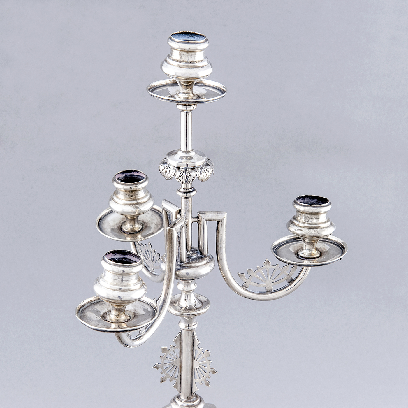 Guarnición con pareja de candelabros y centro alfonsino en plata. España, 19th. 1900 gr. Guarnición con pareja de candelabros y centro alfonsino en plata. España, 19th. 1900 gr.