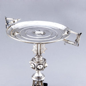 Guarnición con pareja de candelabros y centro alfonsino en plata. España, 19th. 1900 gr.