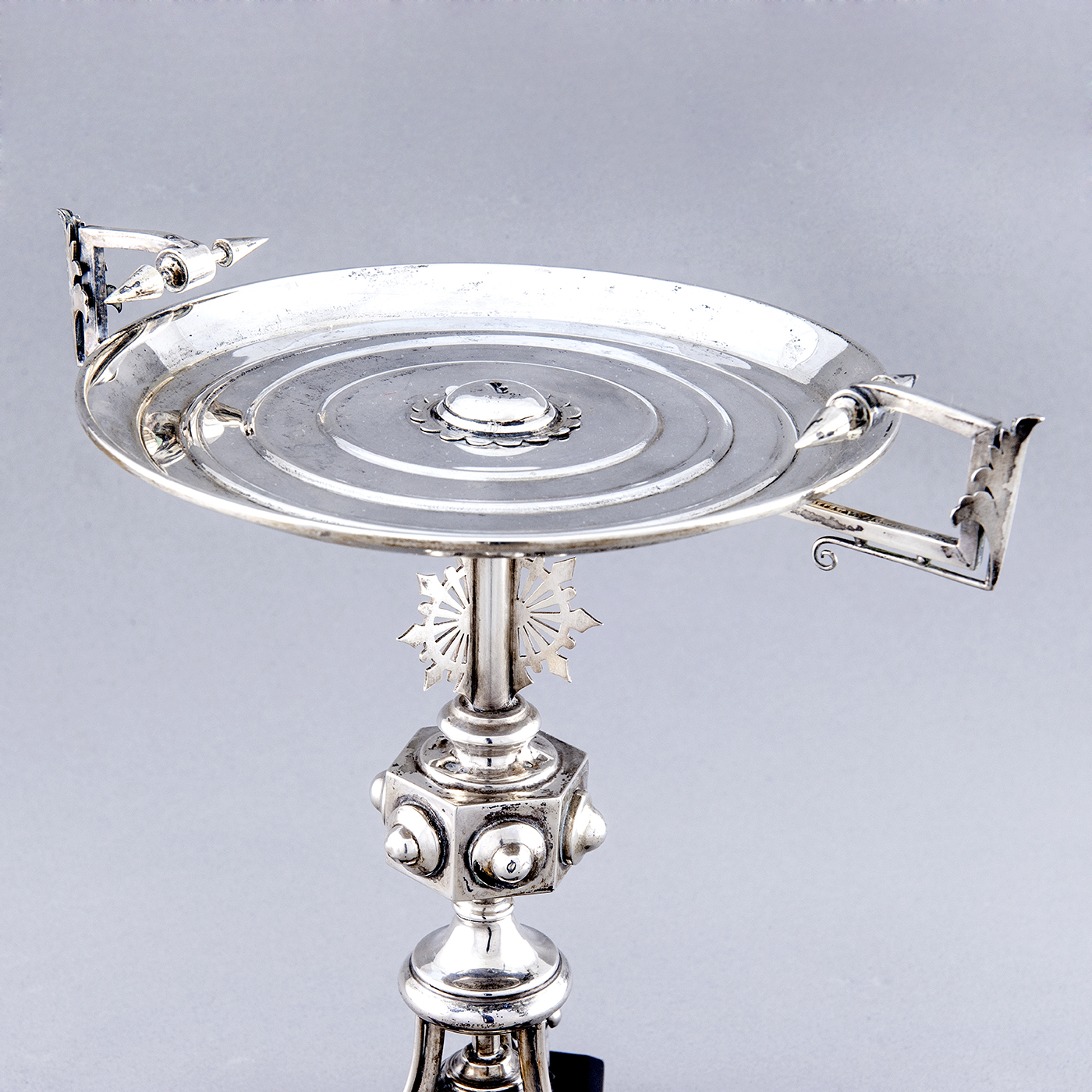 Guarnición con pareja de candelabros y centro alfonsino en plata. España, 19th. 1900 gr. Guarnición con pareja de candelabros y centro alfonsino en plata. España, 19th. 1900 gr.