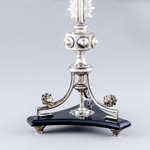 Guarnición con pareja de candelabros y centro alfonsino en plata. España, 19th. 1900 gr.