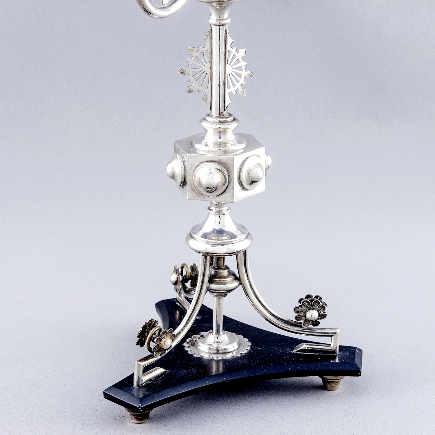 Guarnición con pareja de candelabros y centro alfonsino en plata. España, 19th. 1900 gr. Guarnición con pareja de candelabros y centro alfonsino en plata. España, 19th. 1900 gr.