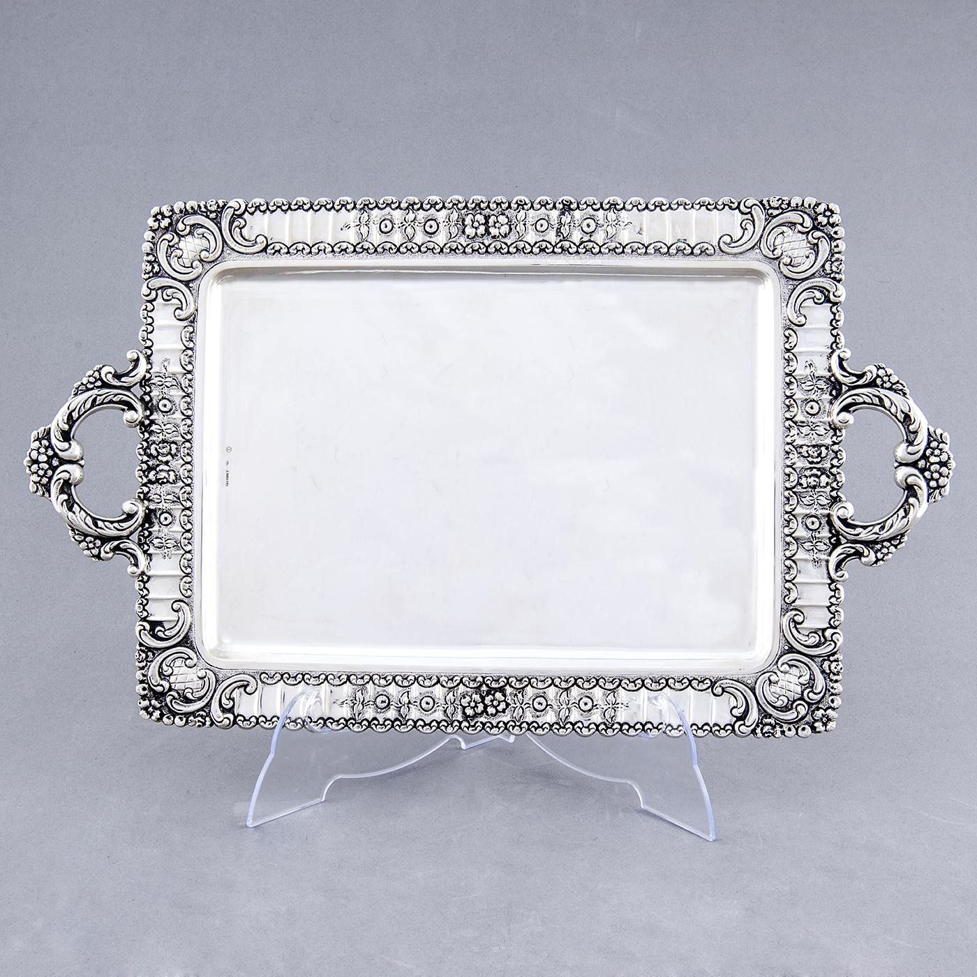 J. PÉREZ FERNÁNDEZ. Bandeja rectangular con asas en Plata de Ley. España, siglo XX. J. PÉREZ FERNÁNDEZ. Bandeja rectangular con asas en Plata de Ley. España, siglo XX.
