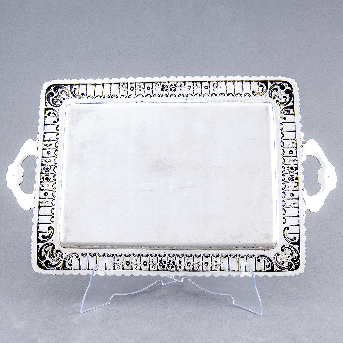 J. PÉREZ FERNÁNDEZ. Bandeja rectangular con asas en Plata de Ley. España, siglo XX. J. PÉREZ FERNÁNDEZ. Bandeja rectangular con asas en Plata de Ley. España, siglo XX.