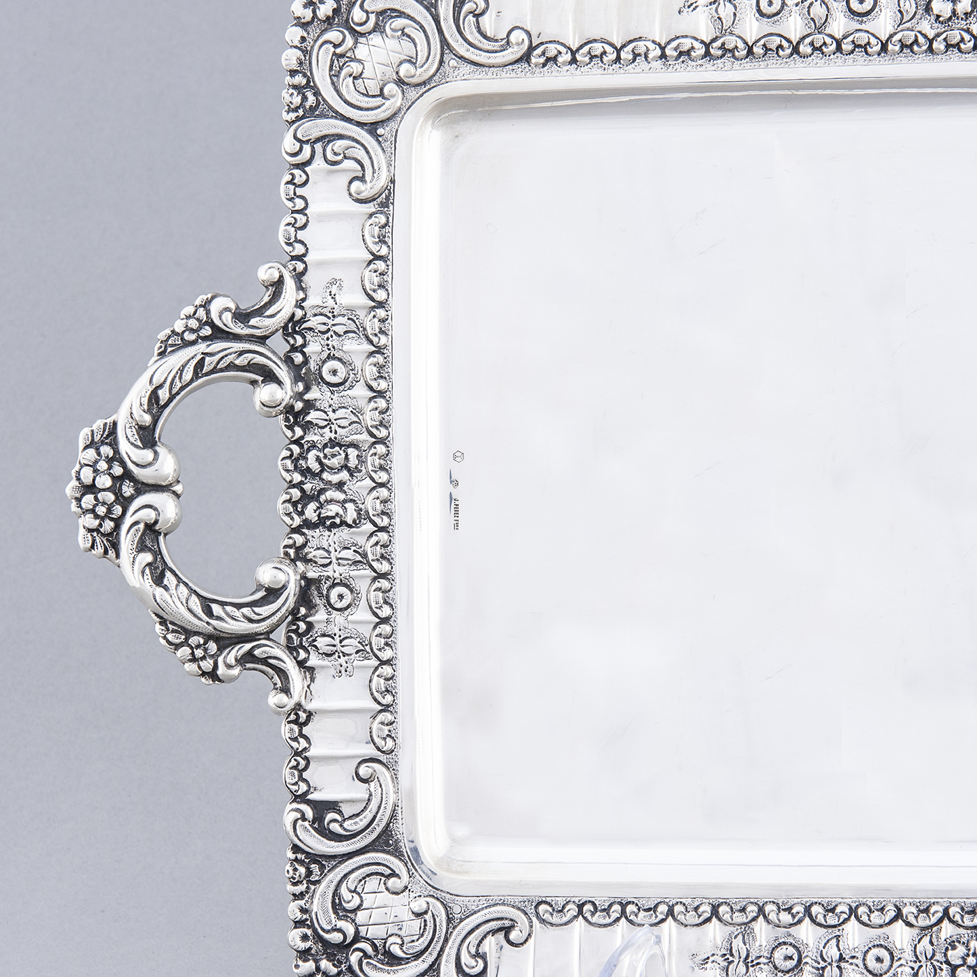 J. PÉREZ FERNÁNDEZ. Bandeja rectangular con asas en Plata de Ley. España, siglo XX. J. PÉREZ FERNÁNDEZ. Bandeja rectangular con asas en Plata de Ley. España, siglo XX.