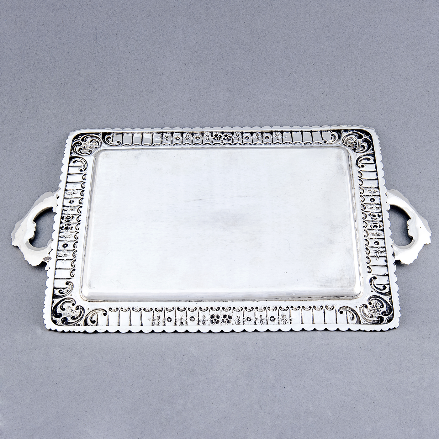 J. PÉREZ FERNÁNDEZ. Bandeja rectangular con asas en Plata de Ley. España, siglo XX. J. PÉREZ FERNÁNDEZ. Bandeja rectangular con asas en Plata de Ley. España, siglo XX.
