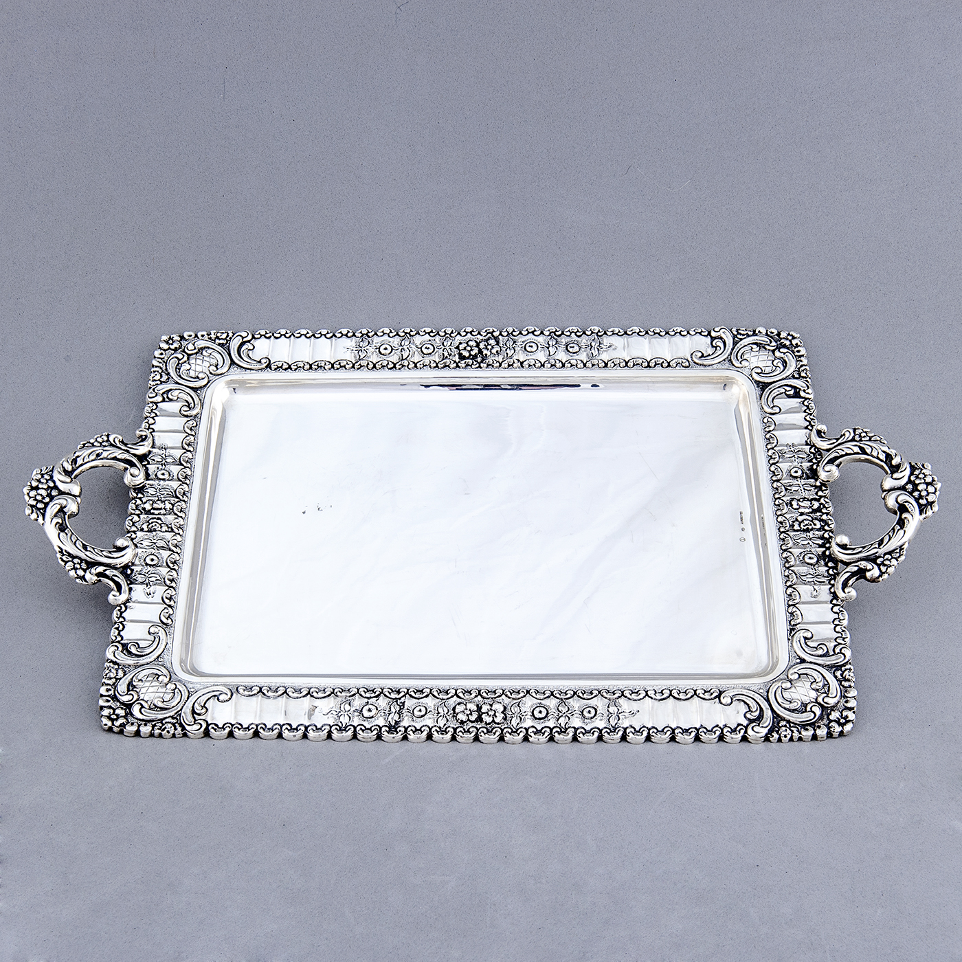 J. PÉREZ FERNÁNDEZ. Bandeja rectangular con asas en Plata de Ley. España, siglo XX. J. PÉREZ FERNÁNDEZ. Bandeja rectangular con asas en Plata de Ley. España, siglo XX.